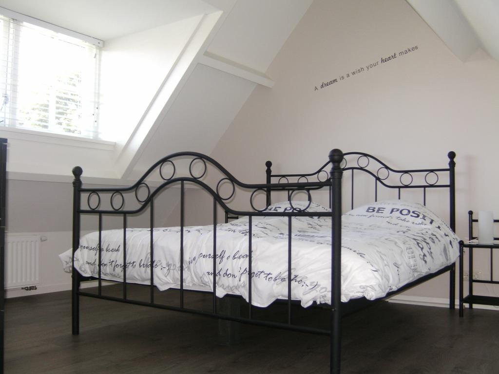 'T Laaisterplakky Bed and Breakfast Oude Bildtzijl Rum bild